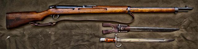 Meiji (Arisaka) rifle type 38 early series 1917-1918 year of production w. bayonet, scabbard & frog.