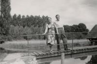 2_Устинов В.М. с женой. Франция,1957 г.jpg