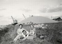 3_Устинов В.М. с женой. Франция,1957 г.jpg