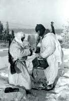 Связисты на переговорной линии фронта в районе станции Кемяря. 1940 г..jpg