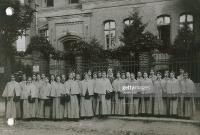 WK Gruppe DRK-Schwestern vor einem Gebäude des DRK - vermutlich um 1914, ohne Ort.jpg