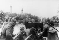 Sovet_artilleristi_ZiS_2-v-Germanii_1945.jpg