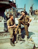 Канадские солдаты А. Локхарт и У. Кэмпбелл на площади разрушенного Фалеза.jpg