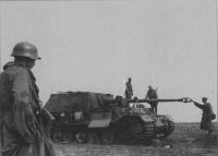 Советские солдаты осматривают подбитую САУ «Фердинанд»..jpeg