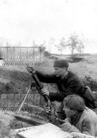 Минометчики Н-ской части сержант Ю.Васин и красноармеец А.Андреев ведут огонь по белофинам. 1942.jpg