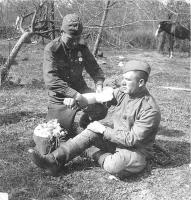 1. Санинструктор Луковский первязывает раненого, 1944.jpg