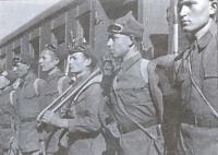Группа бойцов-альпинистов Среднеазиатского военного округа на ташкентском вокзале после возвращения с подъема на пик Ленина. Узбекская республика, 1936 го.jpg