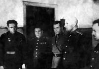 Гусев на докладе командованию об установке советских знамен на вершинах Эльбруса.jpg