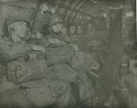 504-й парашютно-пехотный полк во время погрузки в С-47, 17 сентября 1944 (1-2ч).jpg