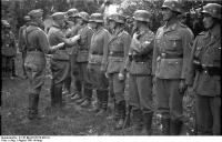 Bundesarchiv_B_145_Bild-F016210-0021A,_Bessarabien,_Ordensverleihungen_durch_Hans_v__Ahlfen.jpg