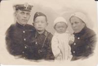 Залман Абрамович Кац, его жена Анна Николаевна Кац (Федорова), выпускники ВММА 1941 года, и их дети. 4 июля 1941.jpg