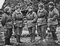 Командир 6 гв. вдсп 1 гв. вдд гв. подполковник М. А. Котляров (второй слева). Северо-Западный фронт, март 1943 г..jpg