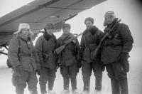 Подразделение советских десантников на летном поле аэродрома у бомбардировщиков ТБ-3 (4).jpg