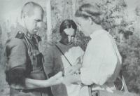 Советские медсёстры перевязывают легкораненного пленного эсэсовца.jpg