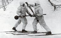 Обучение лыжников приемам рукопашного боя. Справа динамовец из Еревана А.Саруханян, слева боец Корольков. Москва, декабрь 1941 г..jpg
