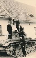 BefehlsPanzer_III_Ausf_H_and_crew.jpg