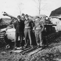 Crew_and_StuG_40.jpg