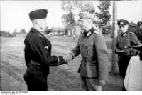 1455838197-bundesarchiv-bild-101i-732-0120-32-russland-mitte-auszeichnung-eines-panzersoldaten.jpg