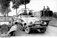 Bundesarchiv_Bild_101I-769-0235-32,_Frankreich,_Schützenpanzer_mit_Funkanlage.jpg