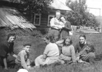 Эстонская и еврейская семьи, депортированные из Эстонии в июне 1941 года. Лето 1941 года, Кировская область..jpg