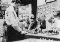 Депортированный Юхан Циммерманн дает урок одновременной игры в шахматы в клубе совхоза Мухино, 1951 год..jpg