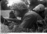 Bundesarchiv_Bild_101I-583-2144-45,_Frankreich,_Fallschirmjäger_mit_Flammenwerfer.jpg