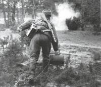 солдат с телефоном ЕЕ-8.jpg