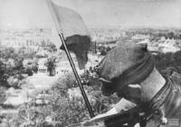 Берлин, май 1945, польский военнослужащий Николай Троицкий и развевающийся польский флаг.jpg