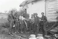 Россия, Белгородская область. Члены германского вермахта на Goulaschkanone перед дом (возможно, в Lutschki).jpg