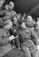 Работник фронтовой газеты ''За Родину'' Ольга Косарева беседует с бойцами, отправляющимися на боевые позиции. Июль 1941 года.jpg
