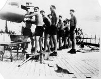 Моряки линкора «Севастополь» (с 31 марта 1921 года по 31 мая 1943 года  Парижская Коммуна банят канал ствола 305-мм орудия главного калибра..jpg