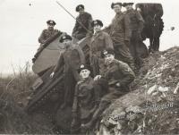 Panzer men with tank in ditch 001_final.jpg