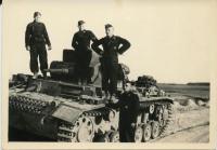 Hans-Detloff von Cossel Panzer III 100 crew Otto Eidloth.jpg