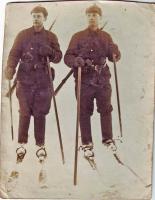 Финляндский фронт Красноармейцы на лыжах с гранатами.jpg