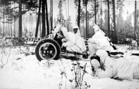 Советские артиллеристы c 45-мм противотанковой пушкой в декабре 1941 года.jpeg