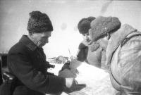 Команд. 65-й армией Дон.фронта ген.-лейт. П.И.Батов с офицерами в районе Сталинграда. Зима 1942-43.jpg