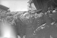 Делегаты Уральского завода привезли снаряды для боевых кораблей 1942 Евгений Халдей.jpg