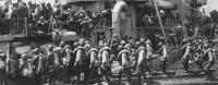 Посадка бойцов из 142-й морской стрелковой бригады на лидер эсминцев «Ташкент». Новороссийск, 1942 год..jpeg