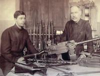 Токарев Ф.В. с сыном в первом помещении КБ ТОЗ. 1925 г..jpg