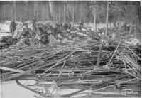 sakuva_lg_108379 Koottua sotamateriaalia, omaa ja vihollisen Kuhmo-Kesseli 1940-03-16.jpg