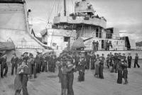 Моряки в увольнении. Танцы на пирсе 1941 (1).jpg