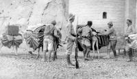 Красноармейский пост проверяет тюки местного населения. Туркестан, 1920.jpg