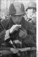Bundesarchiv_Bild_101I-455-0014-14,_Russland,_rauchende_Soldaten.jpg