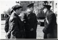 П. С. Попков (в центре) Справа М.Х.Сорока. Апрель 1942 (2).jpg