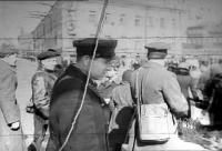 Справа спиной П. С. Попков, в центре М.Х.Сорока. Апрель 1942 (6).jpg