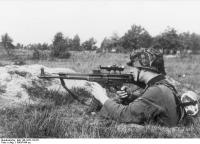 Infanterist_mit_Sturmgewehr_44.jpg